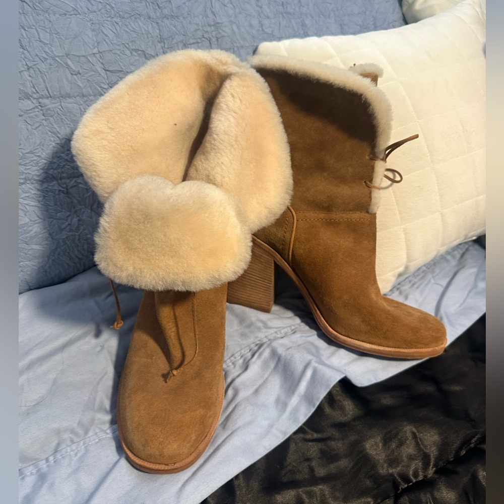 UGG Lace up  Vintage ankle boots / block heels. Tan leather/suede/Sherpa.  10